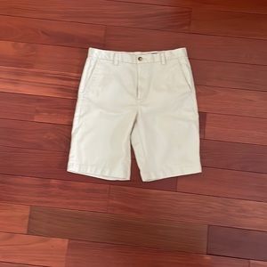 White Vineyard vines Khaki shorts size boys (14)